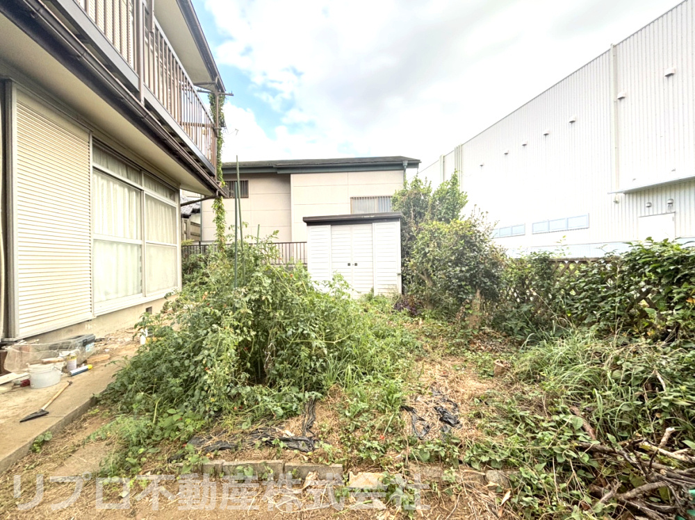 開放感のある広いお庭で、家庭菜園やくつろぎの時間を楽しめます！