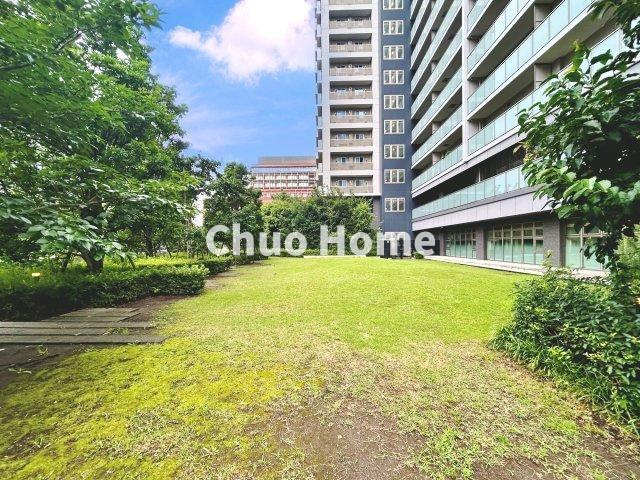 敷地内には緑が多く住環境良好です