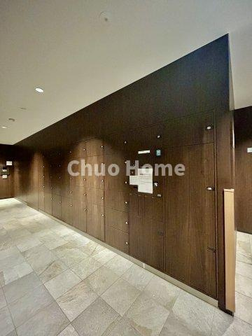 【宅配ボックス】在宅時・不在時に関わらず、居住者の代わりに非対面で宅配物を受け取ってくれる便利な設備です。わかりやすくご説明致しますので見学時にはお部屋だけではなく共用部分もぜひチェックしてください。