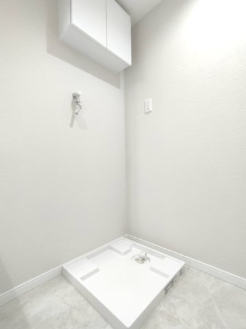 【室内洗濯機置き場】　上部のキャビネットにランドリーグッズなどを収納できます。