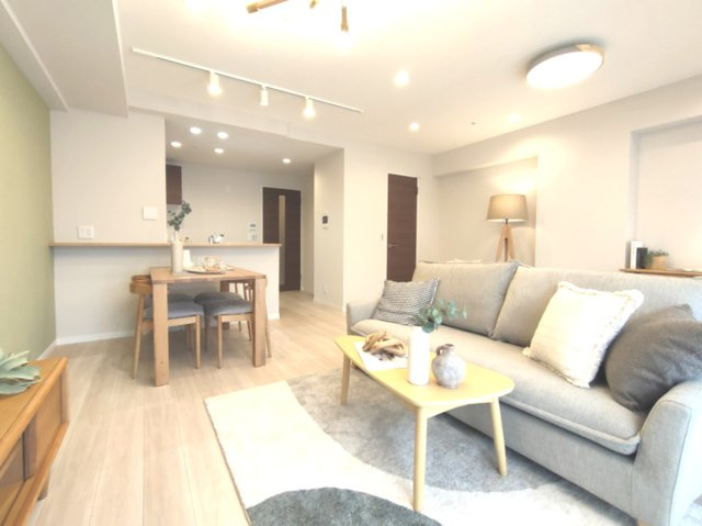 【LDK約18.0帖】　約18.0帖の広々LDK。対面キッチンを採用し、グリーンのアクセントクロスが空間を彩ります。エアコン1基付きです。※家財は付属しません。