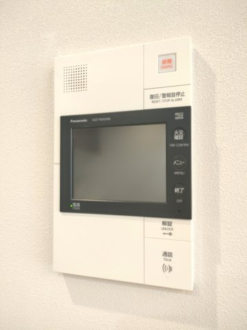 【TVモニター付きインターフォン】　訪問者の顔を見ることができるので、安心してドアを開けられます。