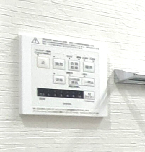 【浴室乾燥機】　冬場の冷え込む浴室をあたためたり、梅雨時の洗濯物を乾かしたりと、生活に便利な設備を備えております。