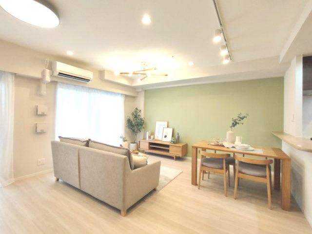 【LDK約18.0帖】　グリーンのアクセントクロスが空間のアクセントとなる開放的なLDK。※家財は付属しません。