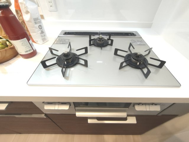 【3口コンロ】　3口コンロ、グリル付きでお料理のレパートリーも増えそうです。