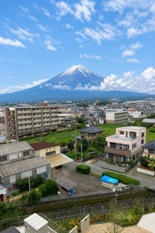 晴れた日には富士山がくっきりと姿を現します。