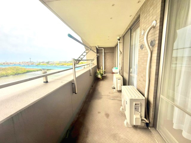広いバルコニーで洗濯物は沢山干せます。