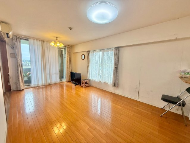 2面採光で開放感あるリビングです。