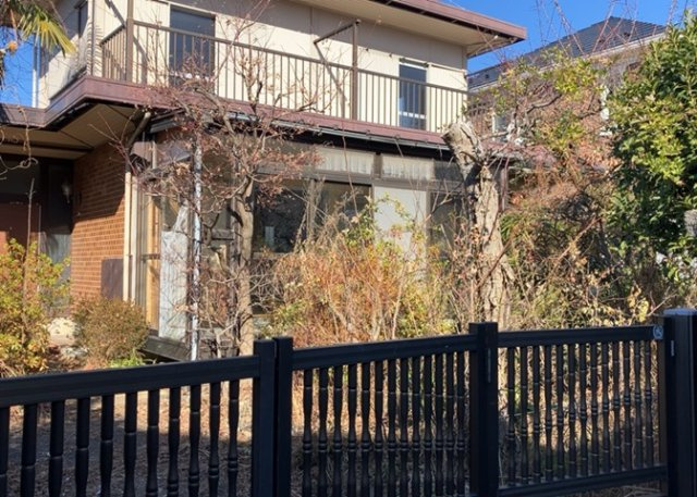 土地の面積＝住宅面積ではありません。建ぺい率の問題などで、土地のある場所によって住宅を建てられる面積は限られています。高さもしかり、「土地」という言葉の中には、建築条件も含まれると考えておきましょう。