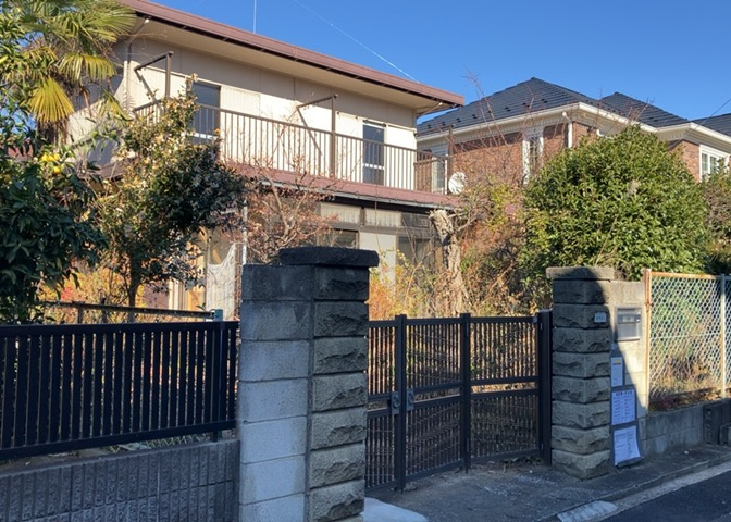 家を建てる場合、方位は要チェックです。現実的に日当たりのよい家ならばリビングは南側、建築基準法でも北側に当たる家への配慮は求められています。土地を見学に行く際は、方位磁針を持って行くようにしましょう。