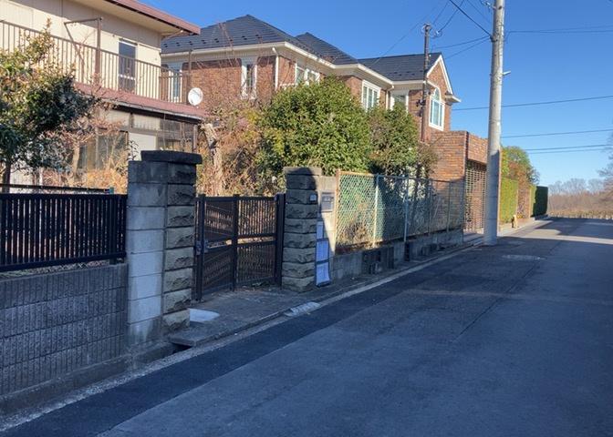 土地の前の道路に消火栓が設置されていることがあります。この場合、道路交通法第45条第1項により、駐車禁止の場所が指定されています。そのため、車庫などの駐車スペースをつくることができない場合があります。