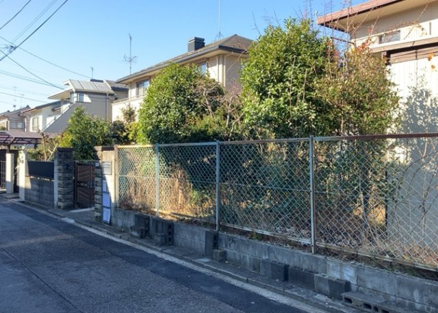 土地購入を検討されている場合、境界杭がない状態で購入してしまうと境界確定測量をする必要があり、費用がかかります。購入の前に、売主、隣土地所有者立ち合いのもと境界を確定し境界杭を設置するのがベストです。