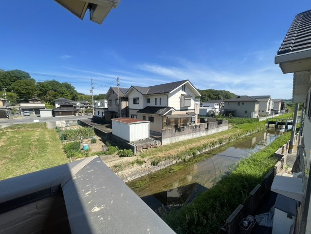 周囲に高い建物が少なく、空の広がりを感じられる開放的な眺望。自然を感じられる落ち着いた街並みが広がっており、ゆったりとした時間を過ごせる住環境です。陽当たりや風通しも良好です。