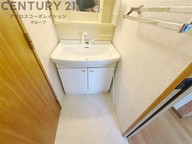 押入れは季節の衣類、寝具などを収納できます。伝統的な美しさと実用性が融合し、収納物を保護する調湿・換気効果があります。使い方によっては書類や小物なども効果的に整理でき空間を有効活用できます。