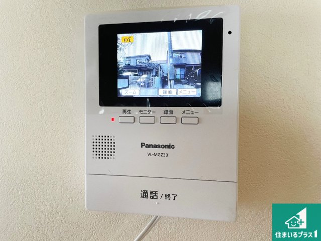 カラーモニターインターホン！声だけでなく来訪者の姿や顔がモニターで確認できるので、小さなお子様がいらっしゃるご家庭でも安心できます！