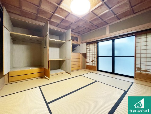 一室あると便利な和室は客間としてだけでなく、小さなお子様のプレイルームや食後のくつろぎスペースとしてもご利用いただけます。収納もついていますので大活躍間違いなし！
