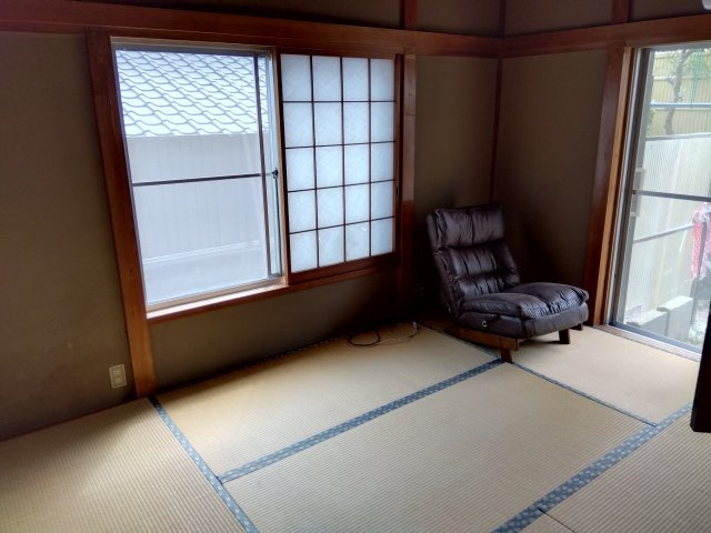 二面採光なので日差しがたっぷり入ります。また風通しが良く解放感もあります。畳は柔らかいので子供を遊ばせても安全ですね。