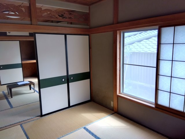 大きな窓があるので部屋にやわらかな陽光が注ぎます。畳の香りと柔らかな質感が心地よくリラックスできる空間が広がります。