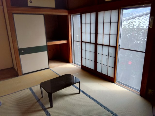 大きい窓があるので明るい空間でのびのびと生活できます。押入れがあるので布団をしまっておく事も出来ます。
