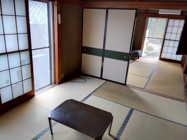 窓が多く心地の良い空間となっています。開け閉めで空間を自由に仕切り広さを調整できる柔軟な設計になっています。