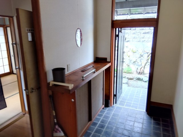 備え付けのシューズボックスがあるので収納がたっぷりあります。靴をしまって玄関をすっきりと使えます。