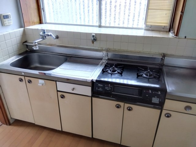 キッチンには窓があり明るく開放的です。調理スペースが広々としているので楽しくお料理出来ますね。