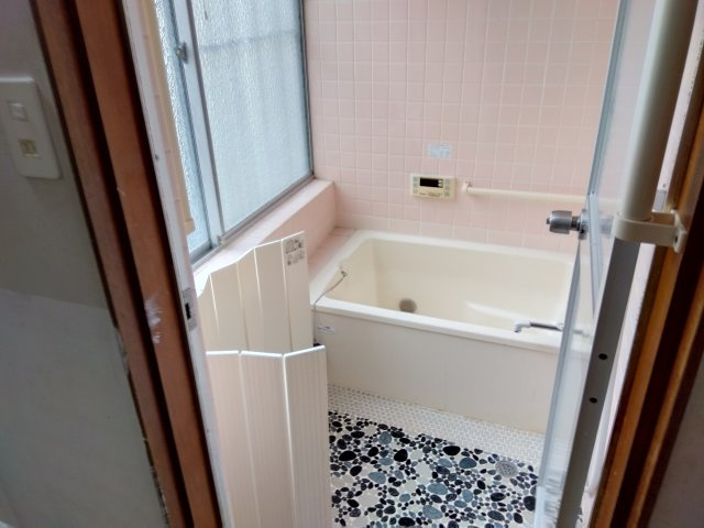 窓があるので明るい室内です。シンプルで使い勝手の良いお風呂です。