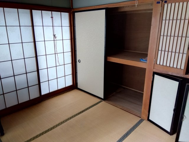 大きい窓から入るたっぷりの日差しが嬉しいですね。来客スペース・子供の遊び場・昼寝スペースなど色々と幅広く使える大活躍の和室です。