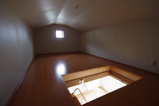 屋根裏収納