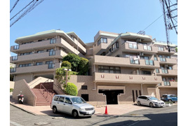 ロイヤルプラザ三ツ沢の外観