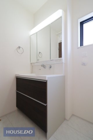 【洗髪洗面化粧台】大きな洗面ボウルとハンドシャワーで、お風呂に入らなくても洗面台で手軽に洗髪♪三面鏡の裏側には収納スペースがあります。