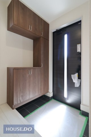 【玄関】ゆったりと明るい玄関がご家族や来客をお出迎え。機能的な大型シューズボックスは長物もしっかりと収納できます。