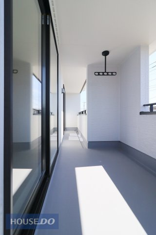 【バルコニー】広々バルコニーでお布団や洗濯物がたくさん干せるだけでなく、周囲の視線を気にせずにプライベートな時間を過ごすリラックス空間としても使えますね♪