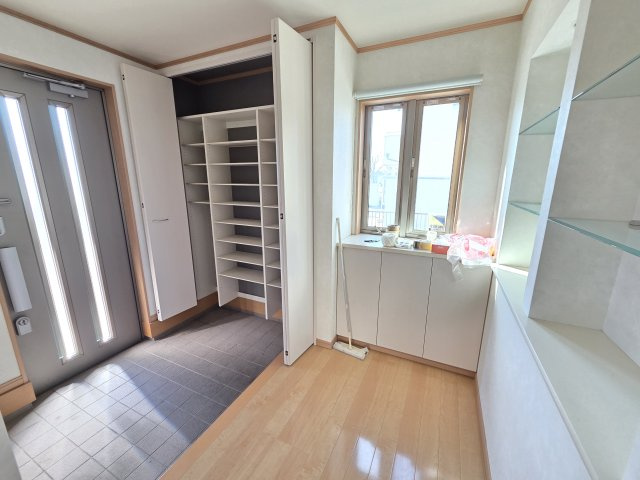 玄関には収納がたっぷり♪いつでもキレイに保てそうですね！窓もあるので明るく風通しも良さそうです！