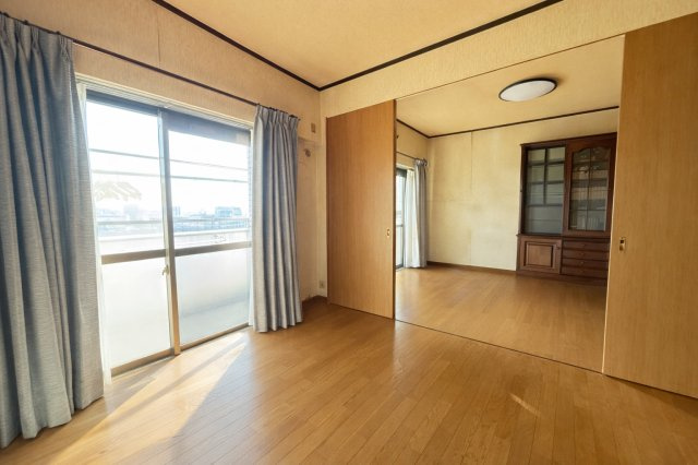 引き戸で仕切れる続き間仕様のため、開放すれば広々とした空間として利用可能です。用途に応じて使い分けができ、家族構成やライフスタイルの変化にも柔軟に対応できます。明るさと使い勝手を兼ね備えた間取りです。