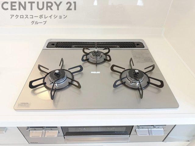 多数の調理器具を同時に使用でき、料理の効率化が可能。省エネで節約になり、様々な料理スタイルに適応できます。また、火力調整が独立しており、手入れや掃除もしやすく、今よりもっとお料理が楽しくなるかも。