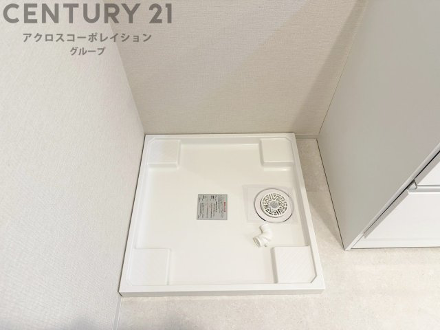 洗濯物の仕分け作業がしやすく、整理整頓が容易になります。洗濯音や湿気を他の部屋に持ち込まず、生活環境を快適に保ちます。上部を活用すれば収納スペースを確保でき洗剤や洗濯用品の整理もしやすくなります。