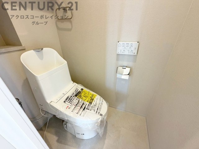 温水洗浄便座付トイレは温水洗浄機能により、暖かい水でおしりを洗浄することができ、冷たい水を使う従来の便座に比べ、温水洗浄機能で暖かいトイレを提供し、快適な使用を可能にします。
