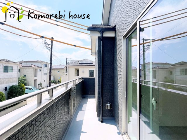 暖かな日差しのふりそそぐバルコニー