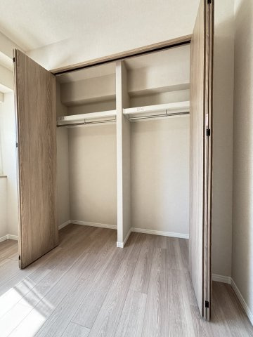 【玄関側洋室　クローゼット】収納付きで居室を広くお使いいただけます