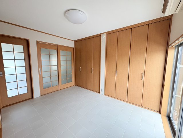 2階洋室。ベランダに繋がる大きな窓があるので開放感を感じられそうですね。