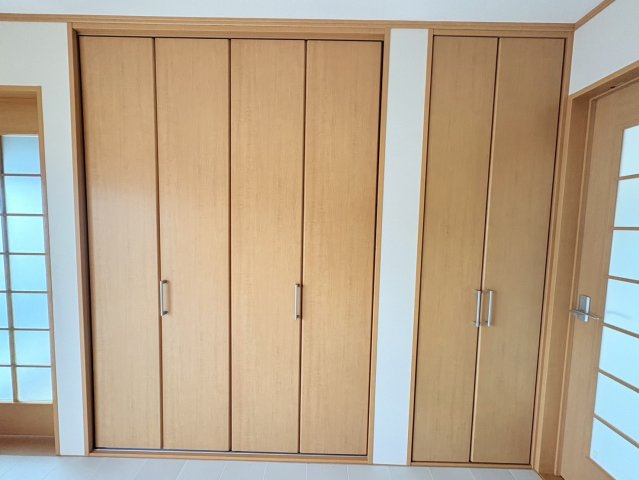 2階洋室の収納。たくさんの収納で居住空間をスッキリ快適に保つことができますね！