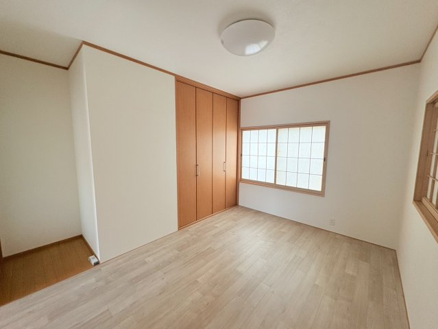 2階洋室。あたたかみのある明るい空間のお部屋です。