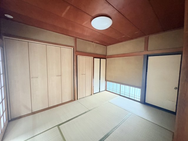 窓が2カ所あり、陽の光がはいり風通しもよいです。