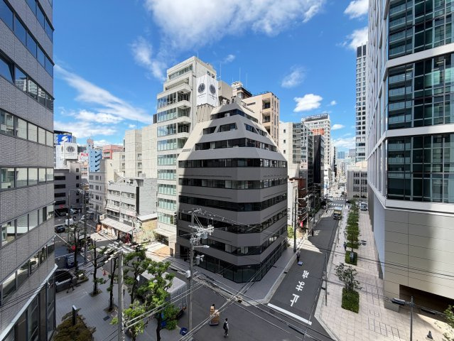 【物件からの展望】左右の建物に挟まれた街路が続き、都市の中心でありながら圧迫感の少ない眺望です◎　