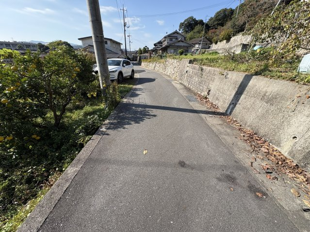 西側の道路は見通しがよく、車の出入りも安心できる穏やかな生活道路です。周囲には住宅が並び、静かな住環境が広がるエリアで、日々の暮らしやすさを感じられます。