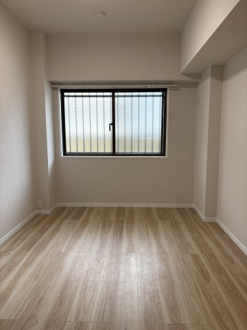 共用廊下側に面した窓があり、心地よい通風を確保できるお部屋です。独立性が高いため、静かに休める寝室や集中したいワークスペースにぴったり。リノベーションで床や壁も綺麗に生まれ変わっています。