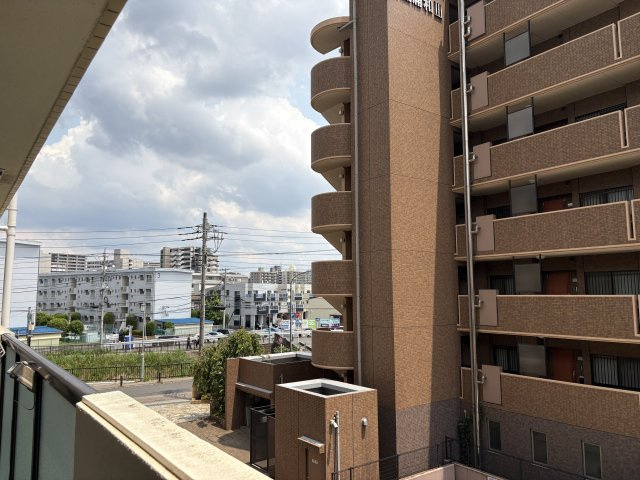 バルコニーからの眺望です。前面に圧迫感がなく、心地よい空が広がる開放的な景色を眺めることができます。周囲の落ち着いた街並みを見渡しながら、ホッと一息つける癒やしの空間です。