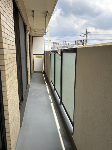 明るい光がしっかりと差し込む南東向きのバルコニーです。洗濯物を干すのに便利な物干し金物も完備されています。すっきりとした空間で毎日の洗濯作業も気持ちよく行えます。