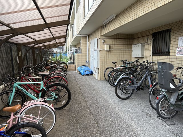 マンション敷地内にある駐輪場です。一部には雨や直射日光から大切な自転車を守ってくれる屋根が設置されています。整理されたゆとりあるスペースとなっており、毎日の出し入れもしやすく安心です。